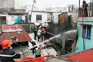 Sự thật về chuyện 'dân quỳ lạy công an vì chữa cháy chậm'