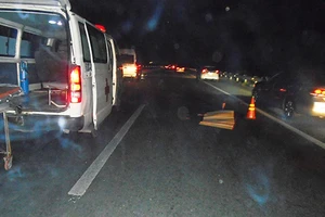 Vượt rào qua cao tốc đi làm rẫy, tập ... thể dục!