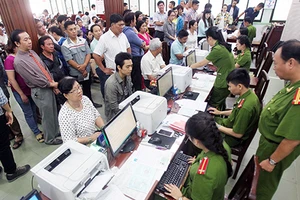 Đổ xô đi làm CMND 12 số