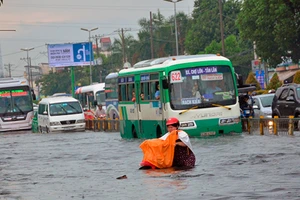 Chất vấn lời hứa cả nhiệm kỳ của các lãnh đạo