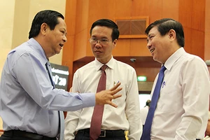 Lo ngập kéo dài, thực phẩm bẩn...