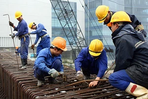 Gượng đứng lên từ bên bờ vực thẳm nhờ cổ phần hóa 