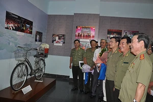 Trưng bày hàng trăm kỷ vật lịch sử công an