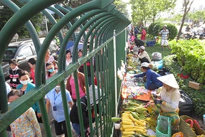 Chợ hàng rào công nhân 