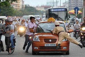 CSGT có nên nhảy lên nắp capô xe? 