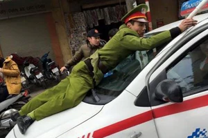 Chỉ nhảy lên nắp capô khi không còn lựa chọn