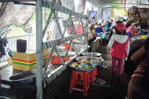 Đánh tiểu thương để gây áp lực thu phí chợ