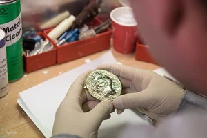 Huy chương vàng Nobel 2015 có gì đặc biệt?