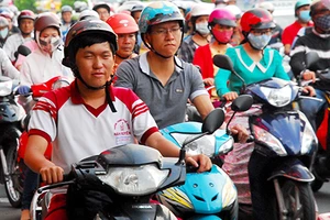 Tranh cãi buộc xe máy bật đèn ban ngày