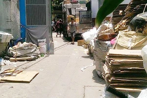 Để phế liệu tràn ra hẻm 