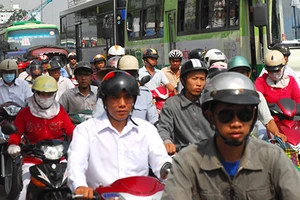 Buộc xe máy bật đèn ban ngày chỉ thêm phiền phức