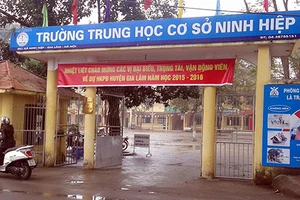 Học sinh bỏ lớp, phản đối xây chợ