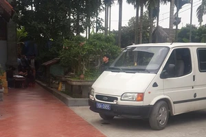 Xe biển xanh chở 50 quý bà đi đánh bạc