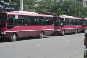 Bãi đậu xe buýt làm khổ dân