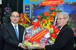 Chia sẻ niềm vui với bà con giáo dân