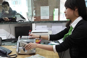 Người Việt có mang đôla sang Lào gửi?