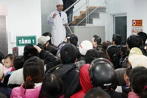 Khủng hoảng vaccine: 'Đừng mở cửa, chúng tôi sẽ chết vì bị giẫm đạp!'