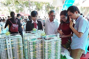 Một diễn giả tuyên bố mua 100 căn hộ xanh