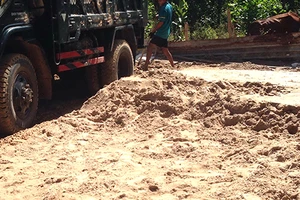 Nạn hút cát lậu làm chết suối Máu