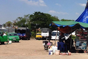 Dẹp quán, bãi xe ven đường Võ Văn Kiệt