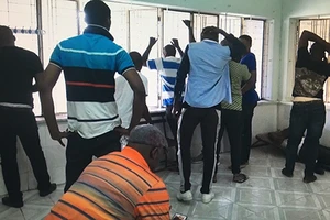 Đột kích một điểm nóng phức tạp của người gốc Phi