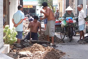 Cấp tập dời đồng hồ nước ra đường