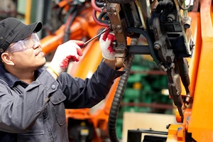 'Hành động như đi ô tô, nhận thức như đi bộ'