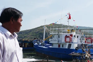 Tàu vỏ thép nằm bờ vì ‘vướng’ lưới