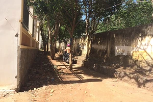 Tường rào trụ sở ép đường dân sinh