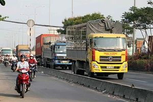 Lái xe bất bình vì phí tăng