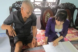 Cán bộ đến tận nhà dân để phục vụ