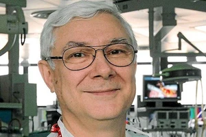 Bốn giáo sư hàng đầu thế giới đến Việt Nam phẫu thuật