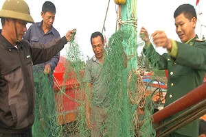 Bàn giao bằng chứng tàu nước ngoài phá tàu ngư dân Việt