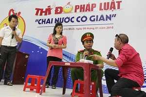 Khách gặp ‘chai nước có gián’