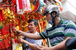 Bao lì xì, thần Tài… Trung Quốc đổ bộ Sài Gòn