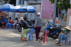 ‘Cò’ vé vẫn dập dìu trước ga Sài Gòn