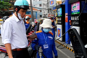 Giá xăng thay đổi hằng ngày, dân hưởng lợi?