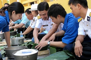 Gác chuyện riêng, ra biển đón tết