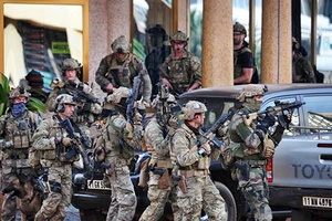 Al Qaeda tấn công khách sạn, bắt cóc con tin