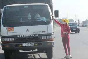 Dán bậy logo ‘xe vua’, coi chừng bị phạt