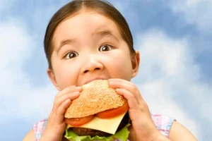 Trẻ bị tăng huyết áp do thừa cân, béo phì