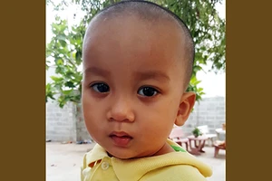 Đôi mắt buồn của thằng bé bị bỏ rơi