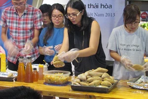 Cooking show - vừa biểu diễn nấu ăn vừa ra mắt sách