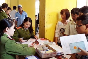 Làm hộ chiếu bằng CMND, hộ khẩu giả 