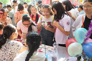 Thầy trò chia sẻ, cùng nhau vui tết