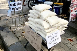 Mỗi người nhận một phần quà thơm thảo