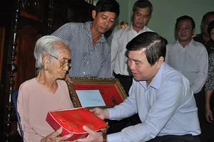 Lãnh đạo TP.HCM chúc tết hộ nghèo huyện Cần Giờ
