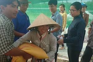 Báo Pháp Luật TP.HCM tặng quà cho người nghèo ở U Minh Hạ