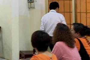 Luật sư bỏ về, tòa phải hoãn xử