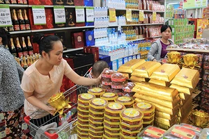 'Vũ nữ chân dài', gà chín cựa... hút khách Sài Gòn